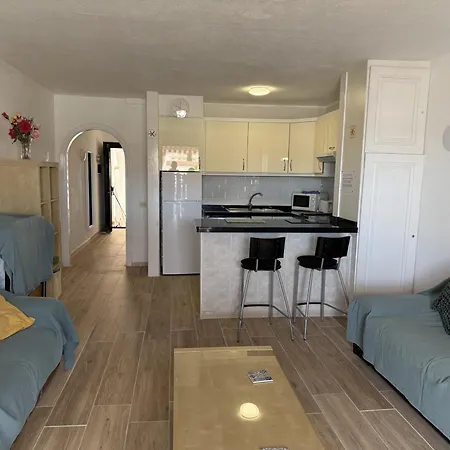 Lovely 1 Bed 15a2, Victoria Court 1, Cristianos, Tenerife דירה לוס כריסטיאנוס